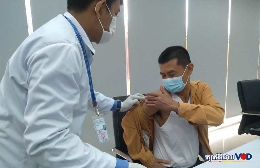 មន្រ្តីនិងអ្នកសារព័ត៌មានត្រេកអរពេលបានចាក់វ៉ាក់សាំងស៊ីណូហ្វាមទោះWHOមិនទាន់ទទួលស្គាល់